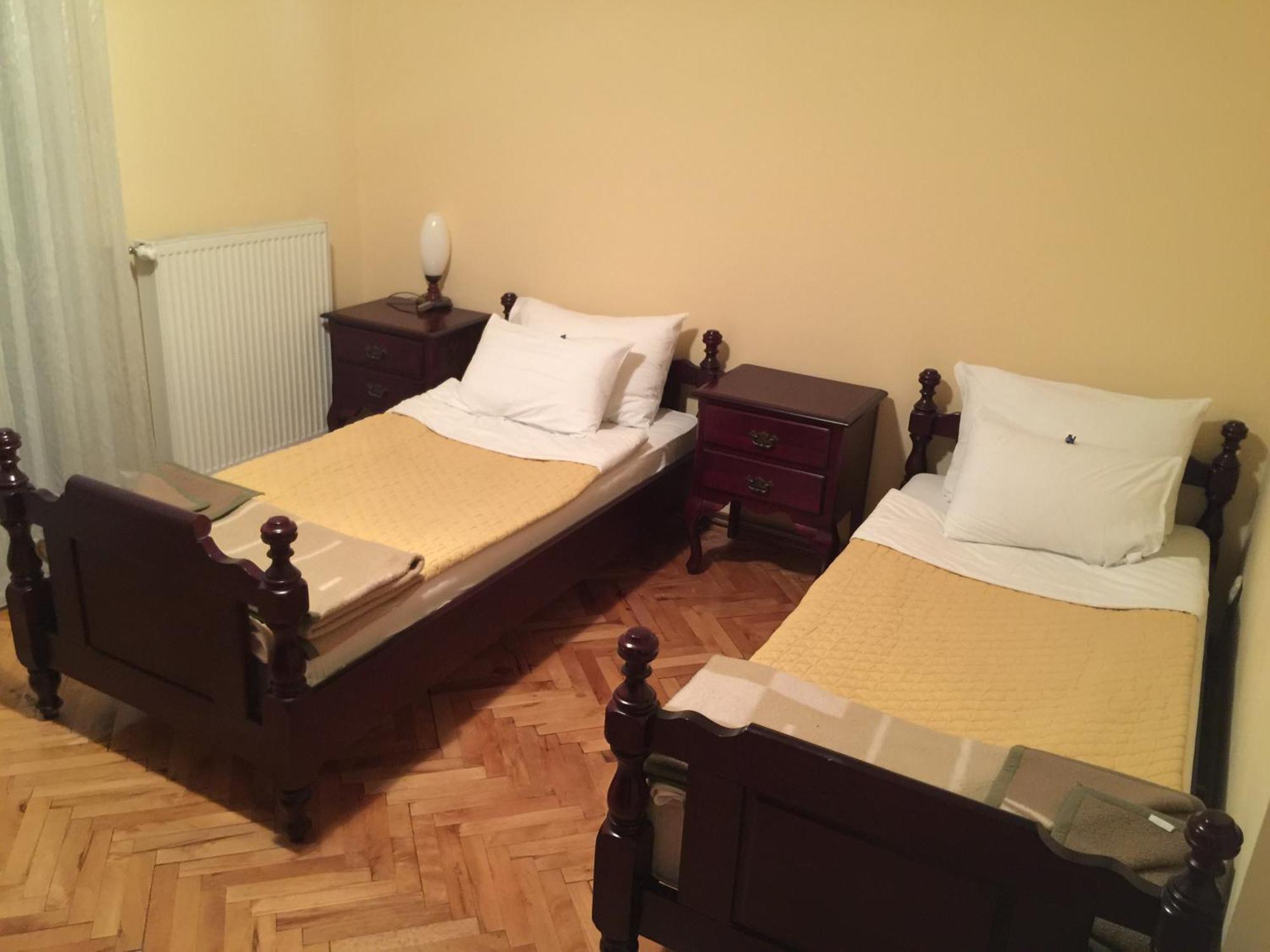 Bed & Breakfast Karavan Raska Bilik gambar