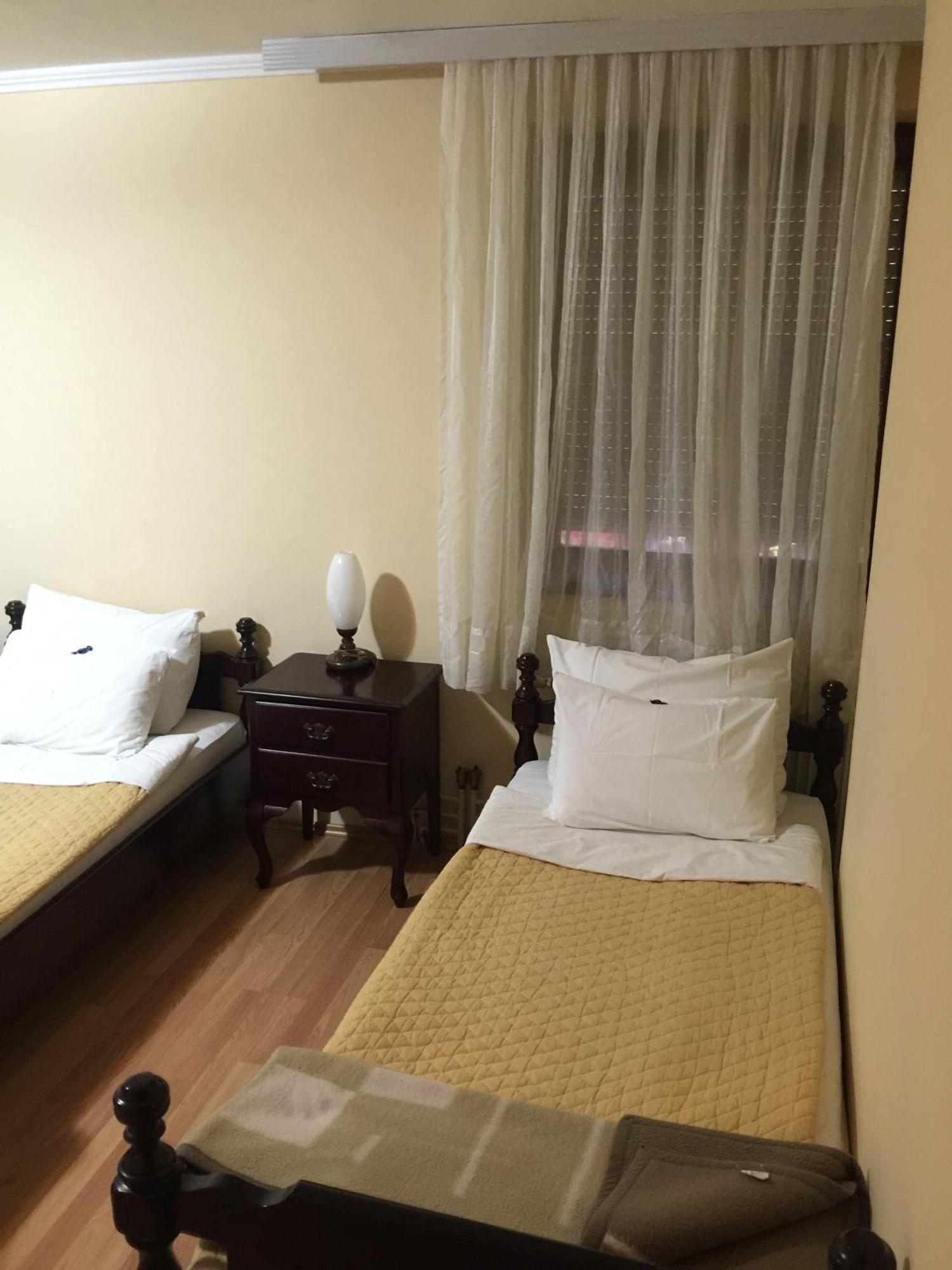 Bed & Breakfast Karavan Raska Bilik gambar