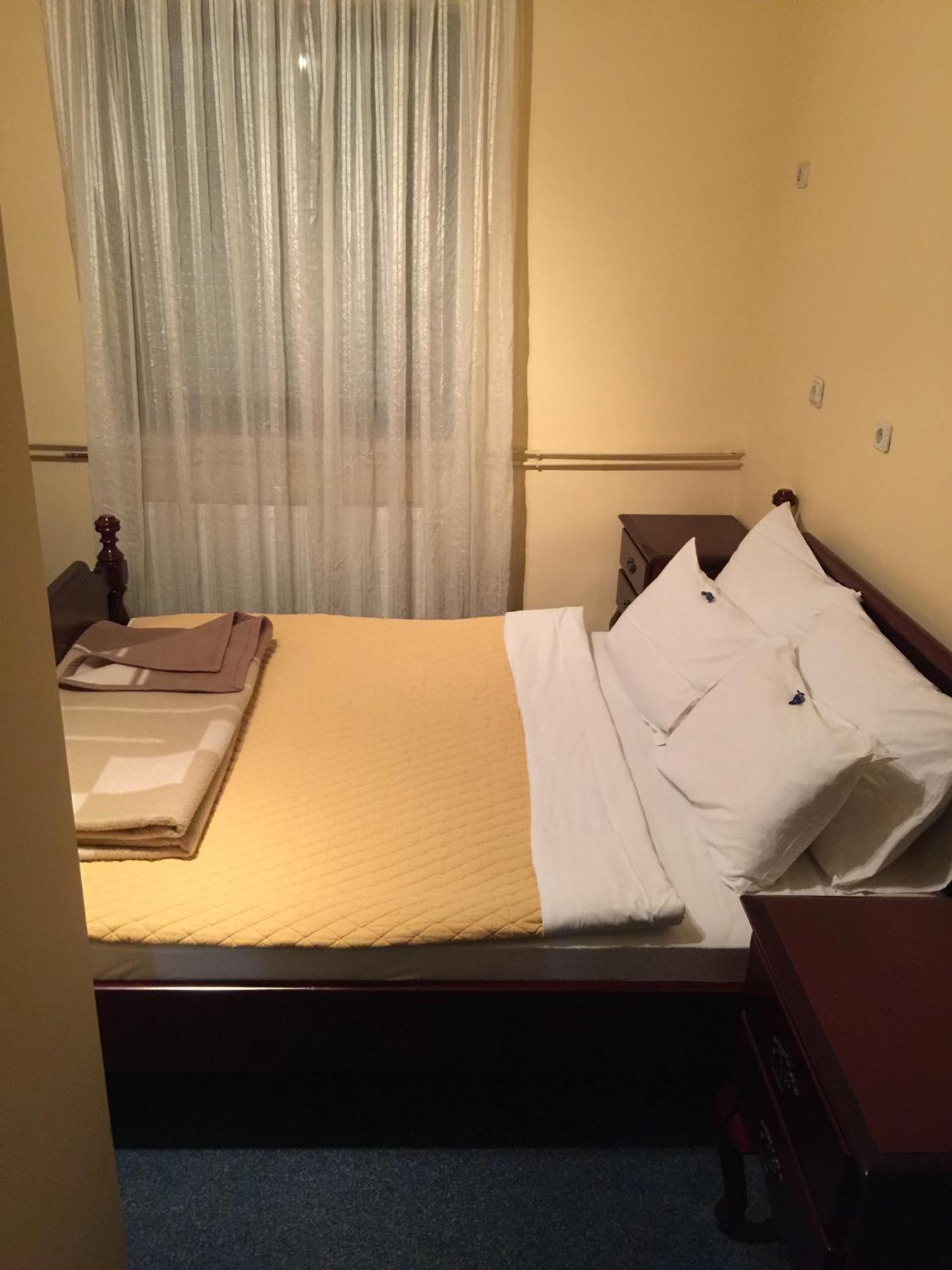 Bed & Breakfast Karavan Raska Bilik gambar