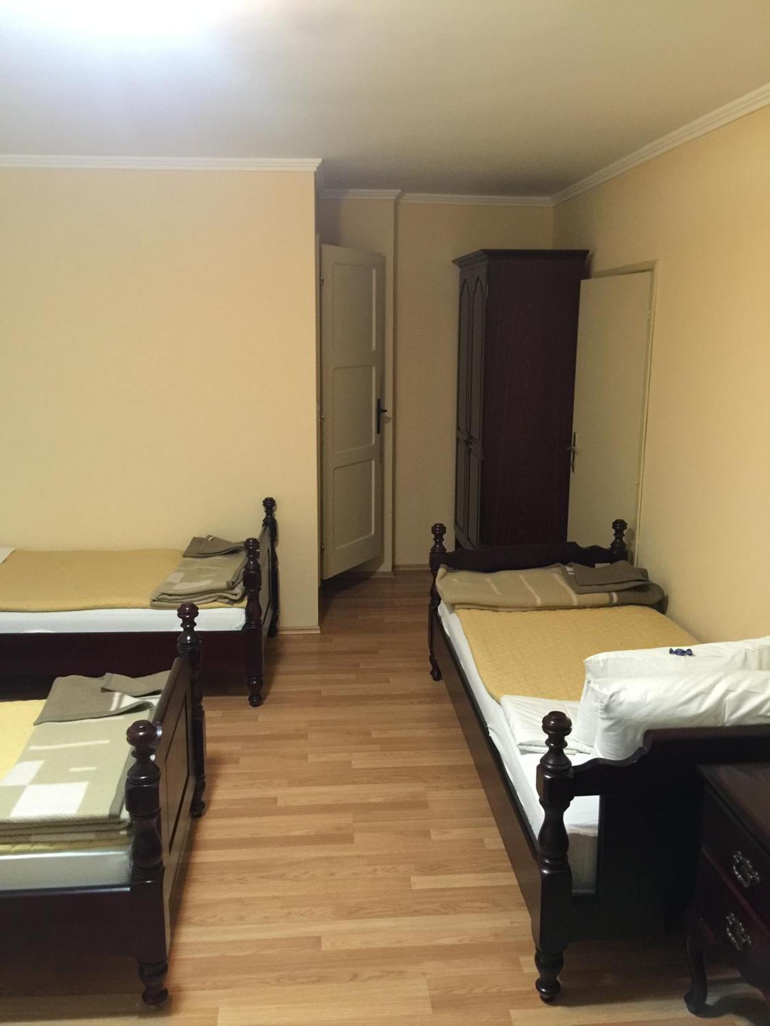 Bed & Breakfast Karavan Raska Bilik gambar