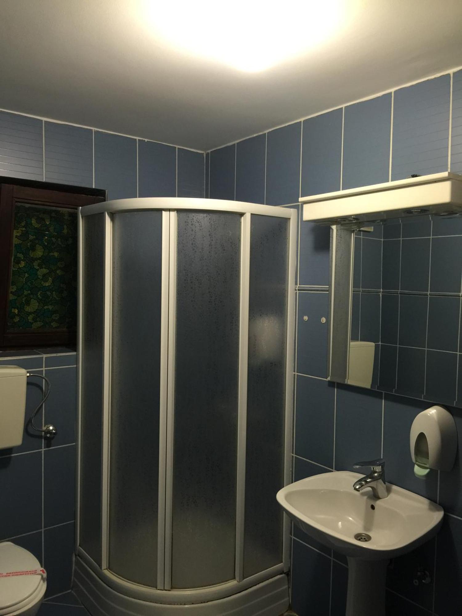 Bed & Breakfast Karavan Raska Bilik gambar